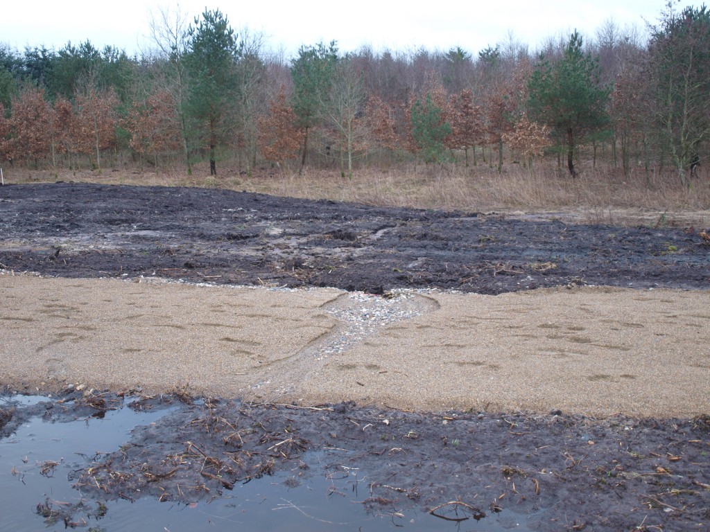 Overfladevandet har fundet vej gennem stien et par enkelte steder.