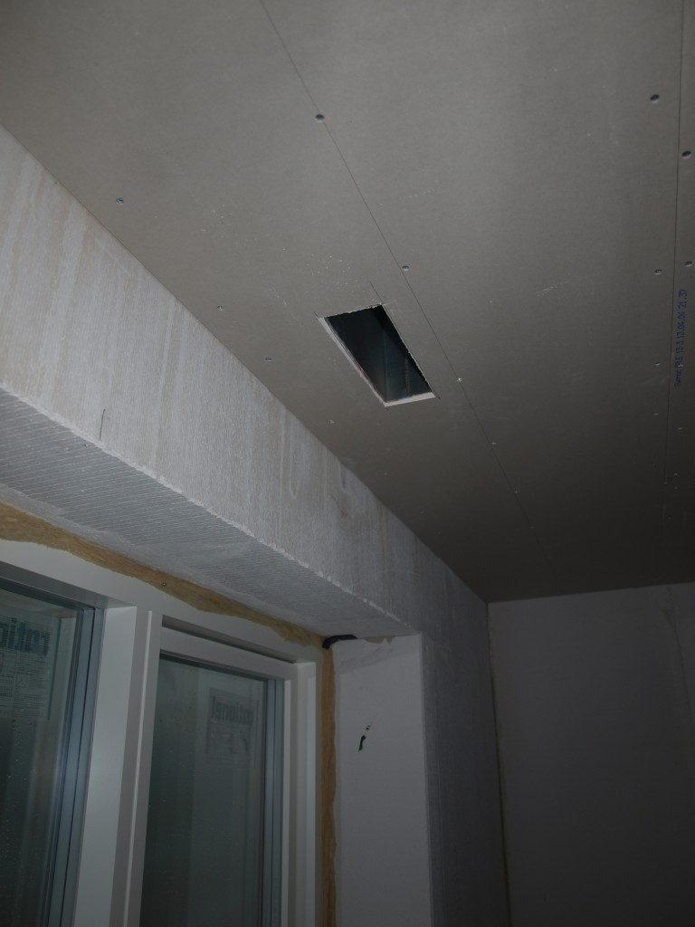 Der er gjort klar til ventiation i gipsloftet i det sydlige værelse