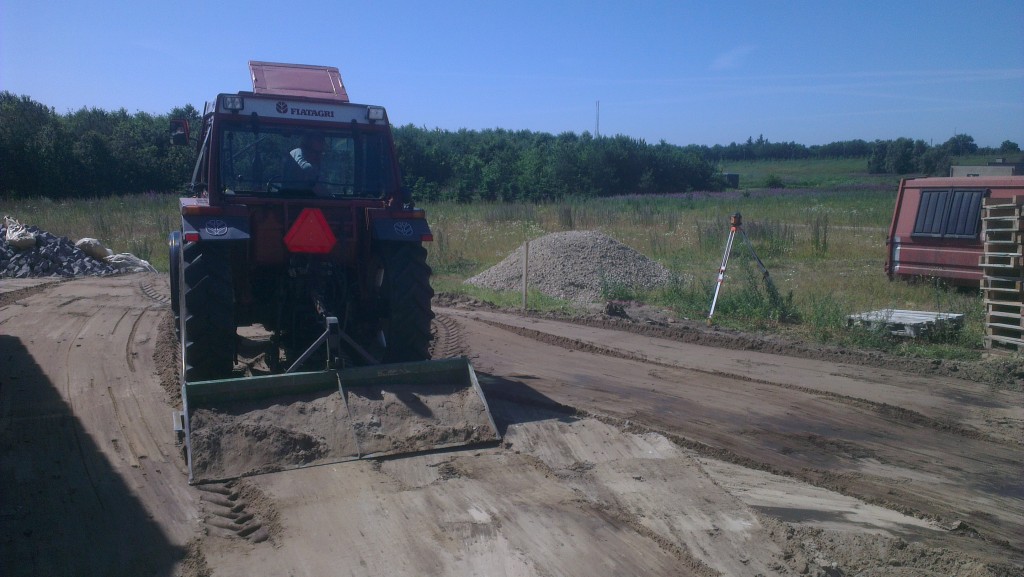 En traktor med bakskovl  kan være foruroligende præcis i Knud P's hænder! :)